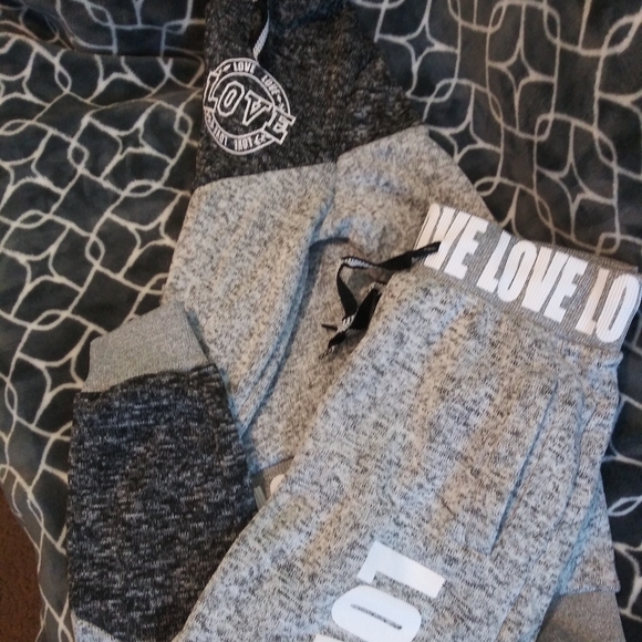 New Look Tops - Hooded sweatshirt and cropped sweatpants sz Med